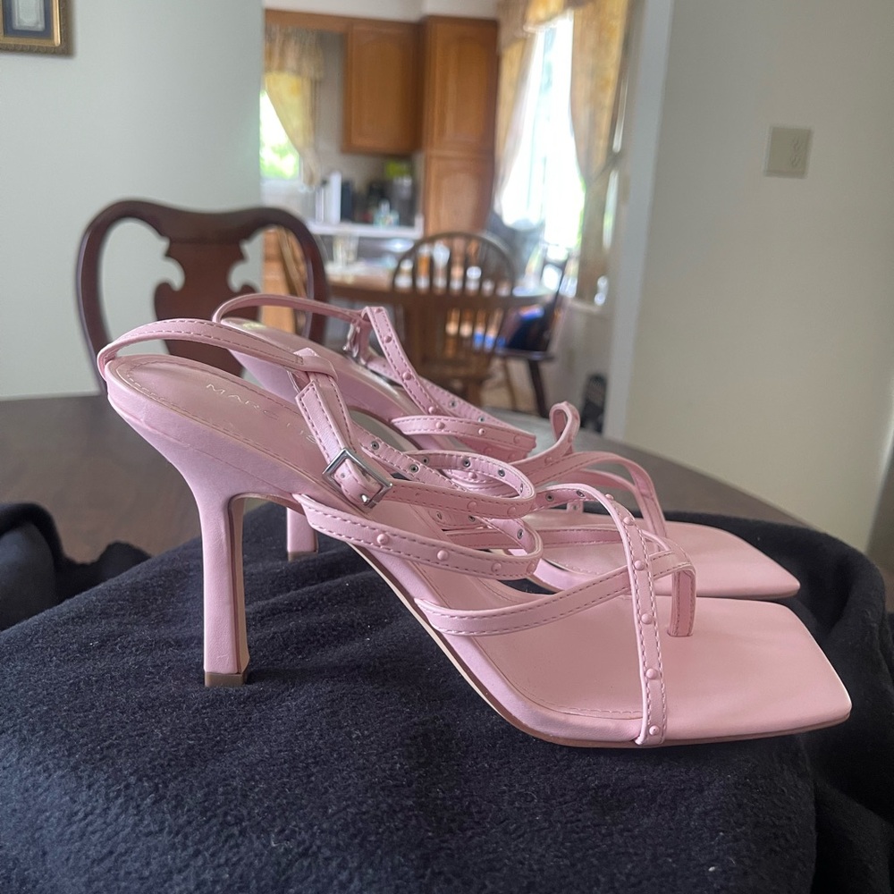 Marc Fusher BOSSI Sandal in pink!